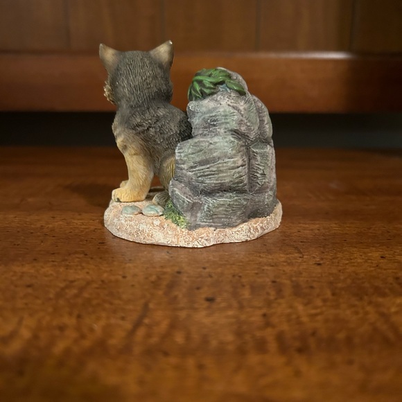 Vintage Gray Wolf from the Protect Nature’s Innocents Sculpture Collection - Picture 3 of 6